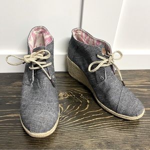 ⬇️$28 Toms shoe wedges size 9